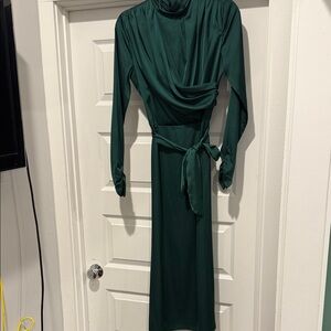 Elegant Green Long-Sleeve Dress
